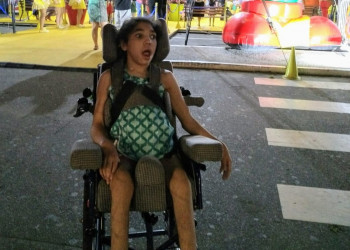 Garota com paralisia cerebral tem cadeira de rodas roubada
